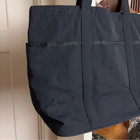 Lululemon Daily Multi-Pocket Tote Bag 20L - Picture 9 of 13